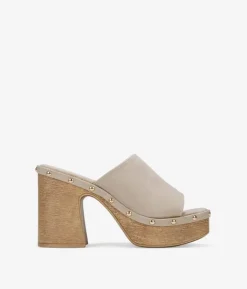 New Bosanova Sandalias de tacón beige con tachas y plataforma