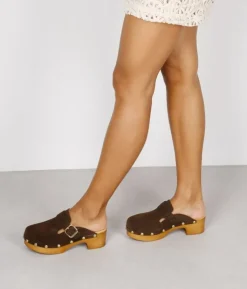 Best Bosanova Zuecos marrones en piel con tachuelas