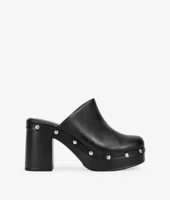 Outlet Bosanova Zuecos negros con tacón y tachas