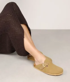 Sale Bosanova Zuecos planos beige con hebilla y tachas